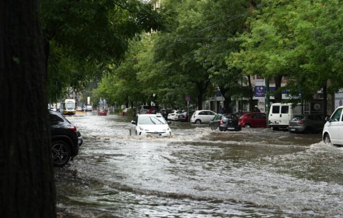Marciapiede e strade allagate per il maltempo, pioggia,