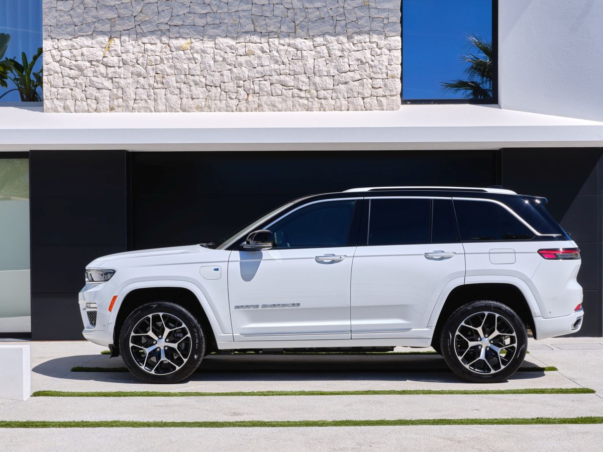 Jeep Grand Cherokee 4xe at the start of the Turin Marathon, Italpress News Agency