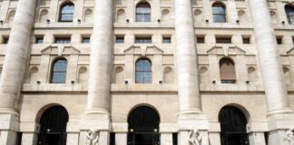 Piazza Affari chiude in calo, riflettori su Tim