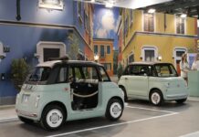 Fiat Topolino elettrizza l’Eicma con un tocco di Dolce Vita