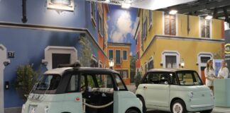 Fiat Topolino elettrizza l’Eicma con un tocco di Dolce Vita