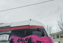 Firenze, assalto a carrozza tramvia. Scritta pitturata esternamente