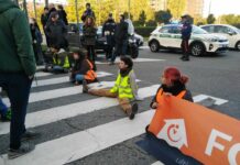 Milano, attivisti ambientalisti bloccano il traffico in viale Lucania