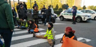 Milano, attivisti ambientalisti bloccano il traffico in viale Lucania