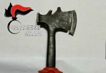 Paderno Dugnano, minaccia i Carabinieri con un’ascia. Arrestato