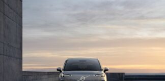 Volvo EM90 monovolume premium a trazione completamente elettrica