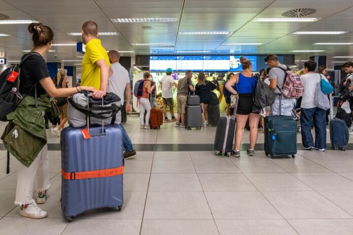Folla di passeggeri all aeroporto di Linate