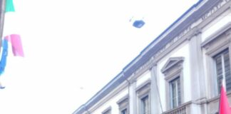 Milano, corteo degli studenti. Vernice su vetrine banche e negozi