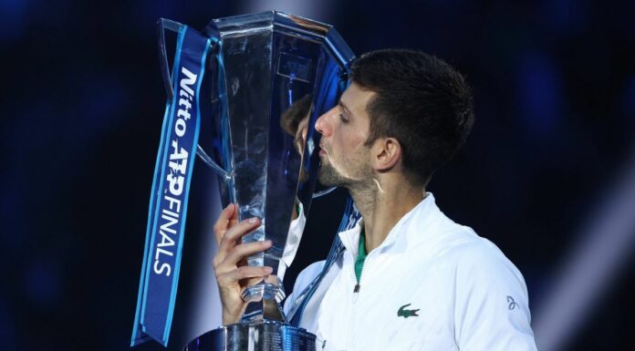 Alle Atp Finals Sinner non si ripete, trionfa Djokovic