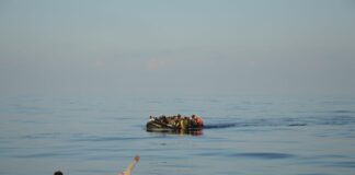 Lampedusa, notte di sbarchi. 900 migranti all’hotspot. Almeno 8 dispersi