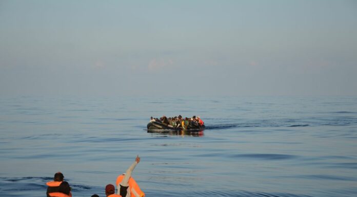 Lampedusa, notte di sbarchi. 900 migranti all’hotspot. Almeno 8 dispersi