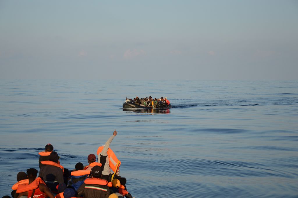 Lampedusa, notte di sbarchi. 900 migranti all’hotspot. Almeno 8 dispersi