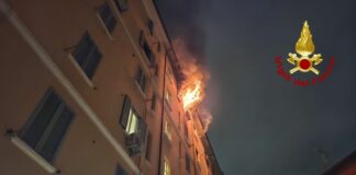 Milano, fuoco in un appartamento in via Lomellina. Nessun coinvolto