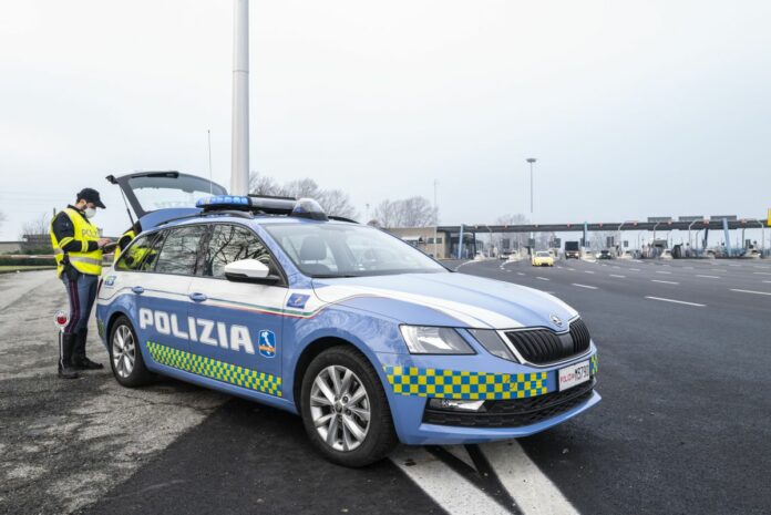 Controlli da parte della Polizia stradale al casello autostrada di Melegnano.