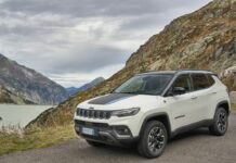 Jeep Compass 4xe pronta per la stagione di sci alpinismo nel Vallese