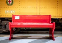 Una panchina rossa nel deposito Atm contro la violenza sulle donne