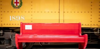 Una panchina rossa nel deposito Atm contro la violenza sulle donne