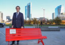 Una panchina rossa in Piazza Gae Aulenti a Milano per Giulia Cecchettin