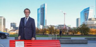 Una panchina rossa in Piazza Gae Aulenti a Milano per Giulia Cecchettin