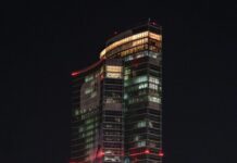 Violenza sulle donne, sedi della Regione Lombardia accese di arancione