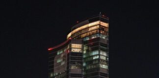 Violenza sulle donne, sedi della Regione Lombardia accese di arancione