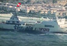 Si spezza cavo e motonave si arena sulle coste siciliane