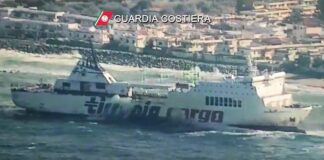 Si spezza cavo e motonave si arena sulle coste siciliane