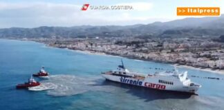 Nave incagliata nel Messinese, sono in corso le operazioni di recupero