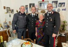 A Favignana i carabinieri festeggiano i 102 anni di zia Rosina