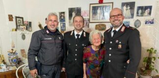 A Favignana i carabinieri festeggiano i 102 anni di zia Rosina