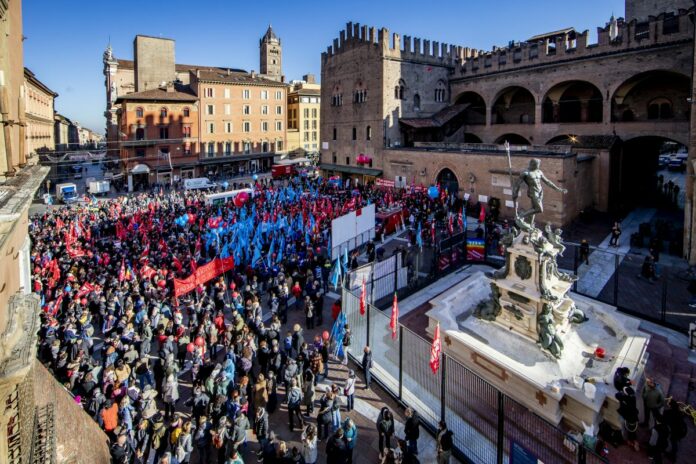 Bologna - Sciopero Generale: protesta dei sindacati in Piazza del Nettuno