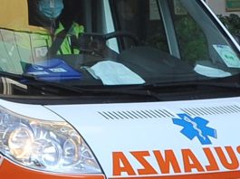 Schiacciato da un tronco mentre tagliava un albero, morto un 55enne nel Torinese