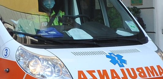 Schiacciato da un tronco mentre tagliava un albero, morto un 55enne nel Torinese