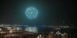 La città si attrezza per l’arrivo del Natale