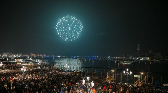 La città si attrezza per l’arrivo del Natale