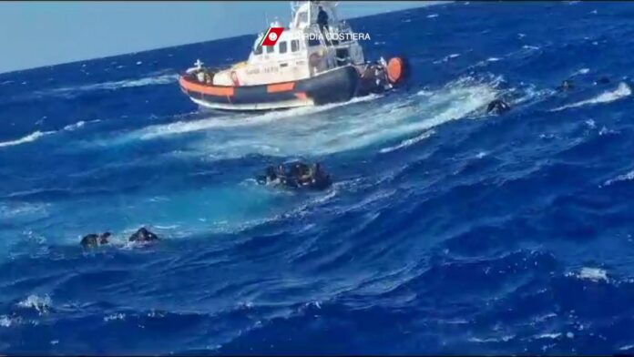 LAMPEDUSA - Le motovedette SAR della Guardia Costiera CP319 e CP324 hanno tratto in salvo 57 migranti