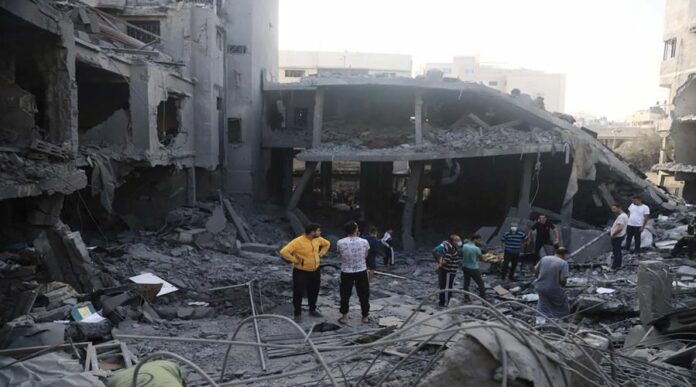 Gaza: People inspect the effects of destruction resulting from a Israeli bombing of several residential buildings in Gaza City