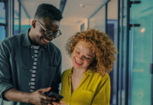 La nuova RecardQ8: funzionalità e vantaggi uomo donna con smartphone