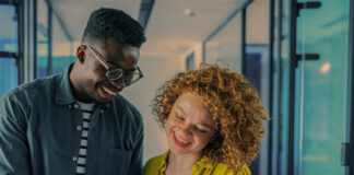 La nuova RecardQ8: funzionalità e vantaggi uomo donna con smartphone