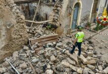 Crolla vecchio edificio a Catania, nessun ferito