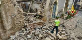 Crolla vecchio edificio a Catania, nessun ferito