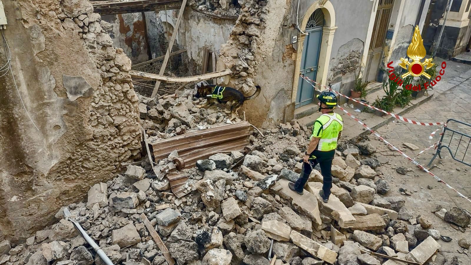 Crolla vecchio edificio a Catania, nessun ferito