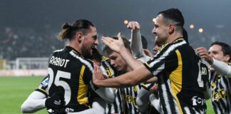 La Juve vince 2-1 a Monza e va in testa alla classifica