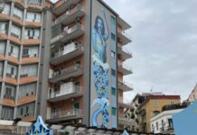 Voiello celebra l’orgoglio napoletano Miez’a Via con un murale