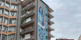 Voiello celebra l’orgoglio napoletano Miez’a Via con un murale