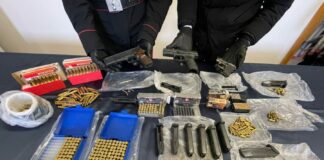 Arsenale trovato nascosto sul tetto di un condominio nel Napoletano