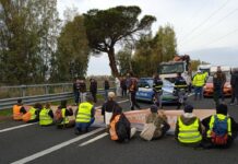 Fiumicino, attivisti ambientalisti bloccano A12 a Torreinpietra
