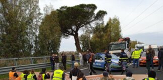 Fiumicino, attivisti ambientalisti bloccano A12 a Torreinpietra