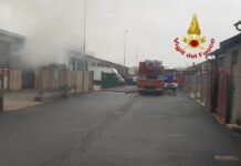 Fizzonasco, incendio di autovetture in un capannone. Nessun ferito