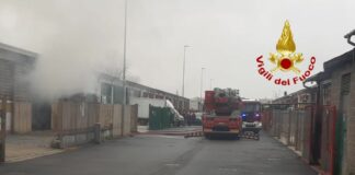 Fizzonasco, incendio di autovetture in un capannone. Nessun ferito